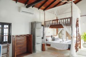 ein Schlafzimmer mit einem Etagenbett in einem Zimmer in der Unterkunft Hotel Emanuel Kabalana in Piyadigama + 37 Fotos