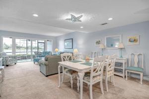 Posezení v ubytování Beachy Vibes - 2BR w lake views & screened sunroom