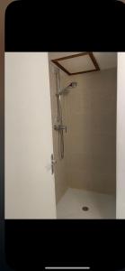 uma cabina de duche na casa de banho com um espelho em Chambre avec SDB privé em Montpellier mais 6 fotografias