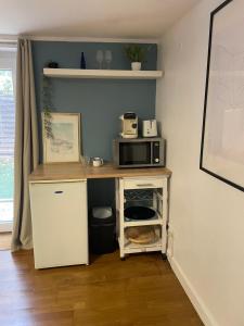 a microwave sitting on top of a counter in a kitchen at Chambre avec SDB privé in Montpellier
