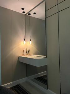 ein Badezimmer mit Waschbecken und Spiegel in der Unterkunft Studio Apartments in Sulaymaniyah in Riad + 176 Fotos