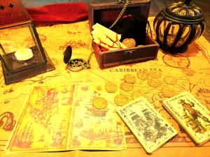 Una mesa cubierta con un mapa y una caja de tesoros. en A Casa do Aloumiño da Auga Mondariz VT-PO-00148 y SPA Prexigueiro Obsequio entrada por persona a circuito termal, en San Félix