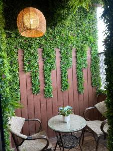 eine Terrasse mit einem Tisch und Stühlen vor einem Zaun in der Unterkunft Studio Apartments in Sulaymaniyah in Riad