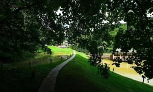 una passerella in un parco vicino a un fiume di Cabana Schinda a Cheia Altre 2 foto