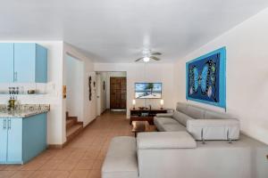 ein Wohnzimmer mit Couch und Küche in der Unterkunft Charming Duplex in Playa Potrero Surfside Community, with a Private Pool, Cozy Interior and Walkable Access to the Beach in Potrero