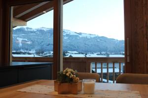 基茨比厄尔附近赖特Mountainview-Lodge exklusiver Neubau mit Bergblick的一张桌子,桌子上放着花瓶,享有美景