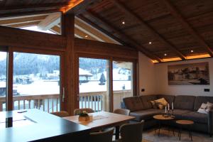 基茨比厄尔附近赖特Mountainview-Lodge exklusiver Neubau mit Bergblick的客厅里有一张沙发和一张桌子。