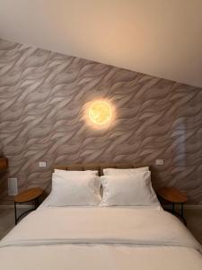 Postel nebo postele na pokoji v ubytování Hana Rooftop - Attico Elegante con Terrazza Milano Nord - Free Parking