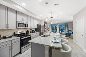 eine Küche mit weißen Schränken und einer Arbeitsplatte in der Unterkunft Gated community 4BD townhouse next to Disney in Kissimmee