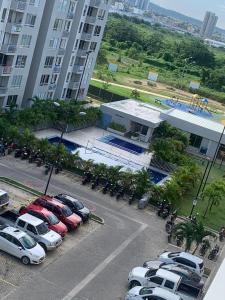 a parking lot with cars parked in front of a building at Apartamento amoblado en parque heredia in Cartagena de Indias