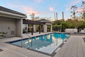 ein Swimmingpool in einem Hof mit einem Haus in der Unterkunft Gated community 4BD townhouse next to Disney in Kissimmee