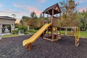 einen Spielplatz mit Rutsche und Turm in der Unterkunft Gated community 4BD townhouse next to Disney in Kissimmee