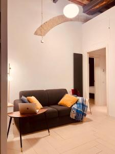 a living room with a couch and a laptop on a table at Apartment in the historic center of Perugia in Perugia