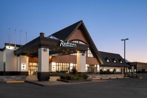 ein Gebäude mit einem Schild an der Vorderseite in der Unterkunft Radisson Hotel Montreal Airport in Saint-Laurent
