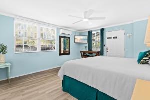 Кровать или кровати в номере Parrot Beach Cottages Suite #1