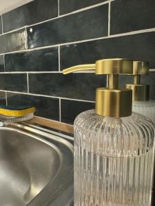 杜埃La Location des géants - Appartement avec terrasse的水槽,上面有水水龙头