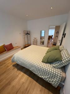 杜埃La Location des géants - Appartement avec terrasse的一间卧室配有一张带 ⁇ 子毯子的床 更多10张照片