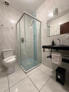 Ένα μπάνιο στο Suítes Centro 43