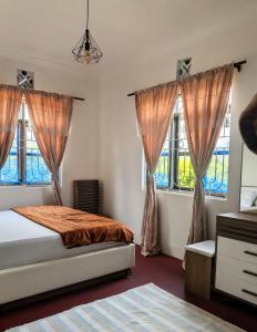 En eller flere senge i et værelse på Better Table Africa