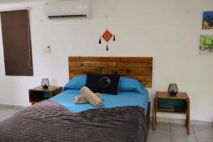 Ένα ή περισσότερα κρεβάτια σε δωμάτιο στο Comfy studio Yaxkin on downtown, 3 block away from sea and sunsets