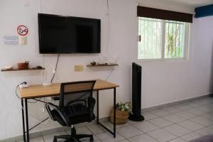 Μια τηλεόραση ή/και κέντρο ψυχαγωγίας στο Comfy studio Yaxkin on downtown, 3 block away from sea and sunsets