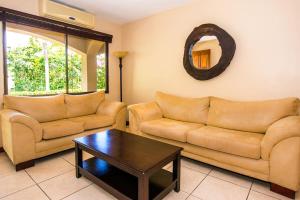 Χώρος καθιστικού στο Cozy Ground-Floor Condo with Community Pool, Rancho and Lush Garden Views