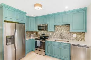 Η κουζίνα ή μικρή κουζίνα στο Loft 117 - Charming Downtown Cocoa Beach 1BR