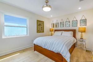 Ένα ή περισσότερα κρεβάτια σε δωμάτιο στο Loft 117 - Charming Downtown Cocoa Beach 1BR