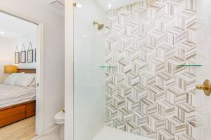 Ένα ή περισσότερα κρεβάτια σε δωμάτιο στο Loft 117 - Charming Downtown Cocoa Beach 1BR