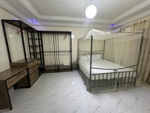 Un dormitorio con una cama con dosel y un escritorio. en Express at home, en Dakar 12 fotos más