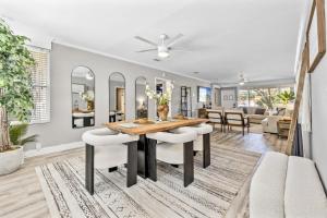 Restaurace v ubytování A Space aWAVE A Relaxing Coastal Getaway