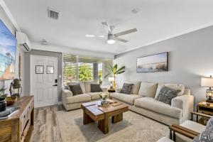 Posezení v ubytování A Space aWAVE A Relaxing Coastal Getaway + 45 fotografií