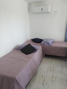 2 letti posti in una stanza con di Cabañas ohana a Camet Norte