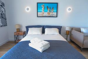 艾日Appartement exception les pieds dans l'eau的一间卧室，床上有一张带毛巾的床