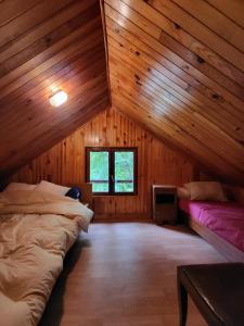 Voodi või voodid majutusasutuse Chalet des étoiles au pied des montagnes toas