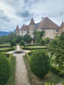 Aed väljaspool majutusasutust Chalet des étoiles au pied des montagnes