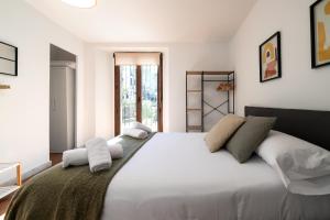 Ένα ή περισσότερα κρεβάτια σε δωμάτιο στο APT Cozy Jacuzzi Billiards Diana Central