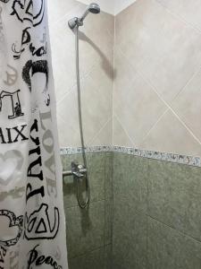 eine Dusche mit Glastür im Badezimmer in der Unterkunft DaniyMari in Monte Grande
