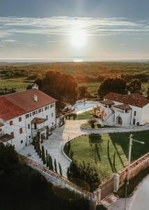 San Tomasini Heritage Hotel في فيشنيان: اطلالة جوية على منزل مع ساحة