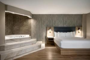 Ville Saint LaurentRadisson Hotel Montreal Airport的带床和浴缸的酒店房间 更多20张照片