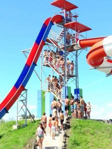 ByF apart duplex excepcional en complejo Amaiur DPTO N5 Av Alem Norte في فيديراسيون: مجموعة من الناس على الملاهي الدوارة في الحديقة المائية