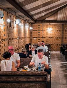 Επισκέπτες που μένουν στο Katrina Luxury Camp