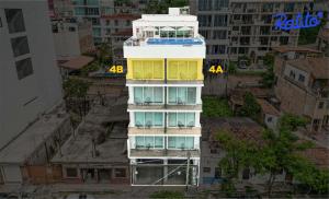 un grand bâtiment blanc avec des fenêtres jaunes et bleues dans l'établissement 4B Torre KU 2BR Sofa OceanViews Private Balcony, à Puerto Vallarta 25 autres photos