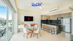 une salle à manger avec une table et des chaises et une cuisine dans l'établissement 4B Torre KU 2BR Sofa OceanViews Private Balcony, à Puerto Vallarta