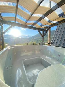 una vasca da bagno con vista sulle montagne di Catunu lupului village Cabana Monte Benito a Cotorăşti
