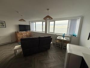 TV a/nebo společenská místnost v ubytování Panoramic Sea View Apartment