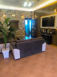 Una televisión o centro de entretenimiento en Jad Auberge