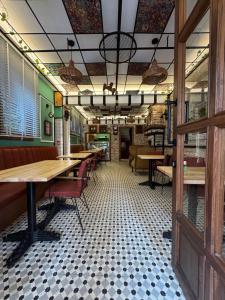 Un restaurante u otro lugar para comer en Veva Hotel