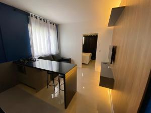 a small room with a table and a room with a couch at Congresso ou maratona, studio central, com garagem in Florianópolis +4 photos