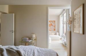 En eller flere senge i et værelse på Luxurious and super central apartment with balcony